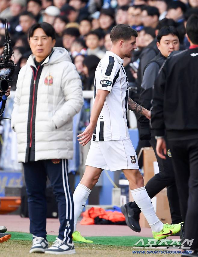 K리그1 인천 유나이티드와 FC서울의 경기가 28일 인천축구전용구장에서 열렸다. 서울 바베츠가 경고 누적으로 퇴장당하고 있다. 인천=박재만 기자pjm@sportschosun.com/2026.02.28/