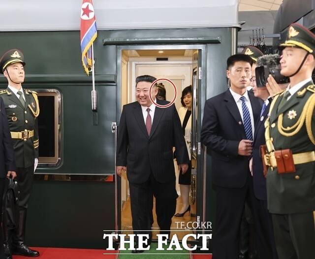 김 위원장은 지난해 9월 중국 전승절 계기 6년 만의 방중과 45년 만의 다자외교장에 참석하는 과정에서 주애와 동행했다. 사진은 김 위원장의 당시 방중 과정에서 주애(빨간 원)가 포착된 모습. /신화. 뉴시스