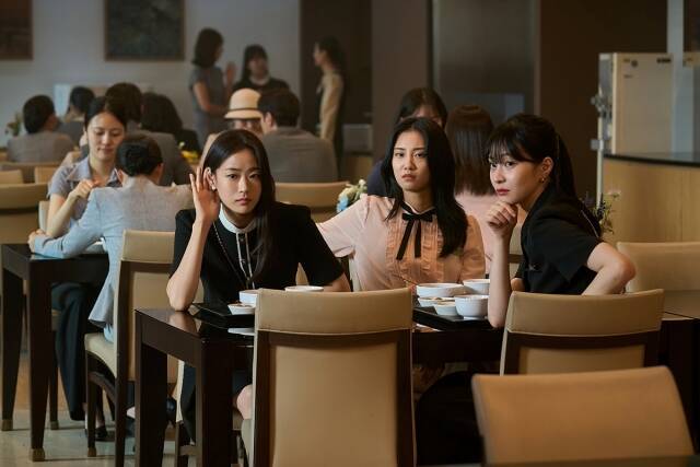 넷플릭스 '파반느'에서 이이담(왼쪽)은 명품관 직원이자 김미정을 시기하는 세라로 변신한다. /넷플릭스