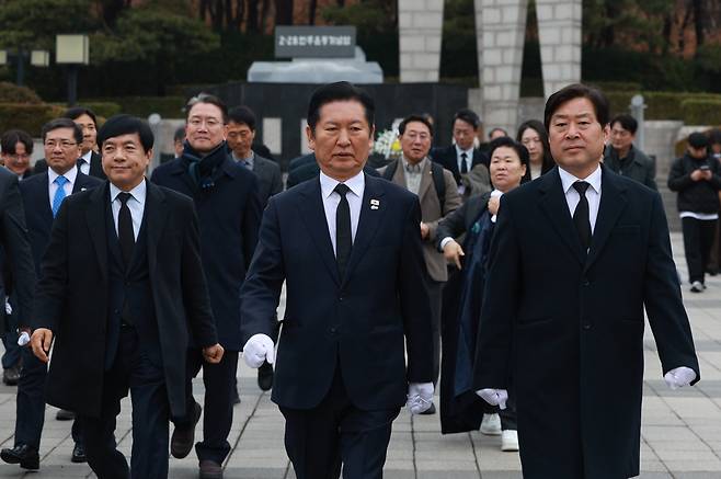 더불어민주당 정청래 대표가 27일 대구 달서구 2.28민주의거기념탑에서 참배하기 위해 이동하고 있다. /연합뉴스