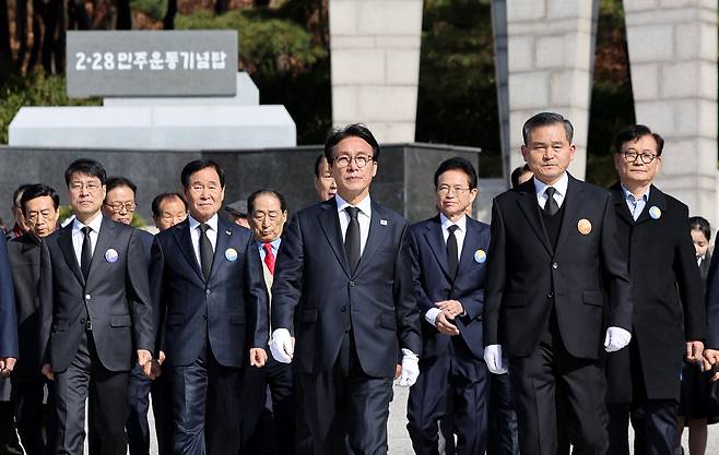 김민석 국무총리가 2‧28민주운동 기념일인 28일 오전 대구 달서구 2‧28민주운동기념탑에 참배한 뒤 광장을 나서고 있다. /뉴시스