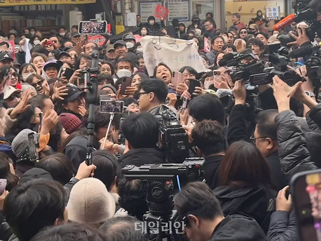 27일 오후 대구 중구 서문시장을 찾은 한동훈 전 국민의힘 대표 주변으로 인파가 몰리고 있다. ⓒ데일리안 오수진 기자