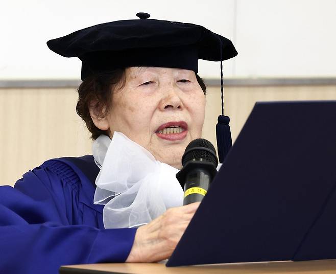 2024학년도 수능 최고령 수험생인 김정자 씨가 27일 서울 용산구 숙명여대 미래교육원 학점은행제 졸업식에서 졸업생 대표로 소감을 밝히고 있다. 뉴스1