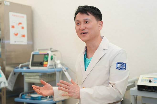 박준범 서울성모병원 치주과 교수는 “나이가 들어도 건강한 치아를 유지할 수 있다. 꾸준한 관리로 치아 상실의 양대 원인인 충치와 잇몸병을 예방하는 게 핵심”이라고 했다. 서울성모병원 제공