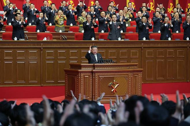 북한 노동당 기관지 노동신문은 지난 25일 김정은 당 총비서가 당 제9차 대회 폐회사를 했다고 26일 보도했다. (평양 노동신문=뉴스1)