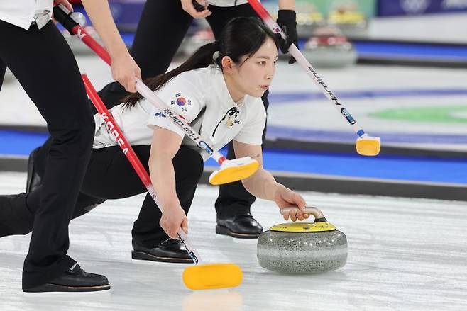 19일(현지시간) 이탈리아 코르티나담페초 동계올림픽 컬링 여자 라운드로빈 한국 대 캐나다 경기에서 김수지 선수가 투구하고 있다. 선수가 스톤에 회전을 걸어 궤적을 조절하는 이 동작의 물리학적 원리는 100년 넘게 풀리지 않은 난제다. 연합뉴스 제공