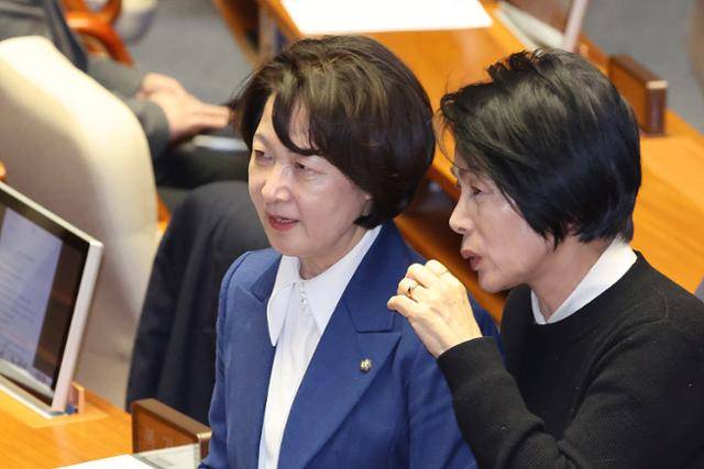 국회 법제사법위원장인 추미애(왼쪽) 더불어민주당 의원이 26일 국회에서 최민희 의원과 대화하고 있다. 뉴스1