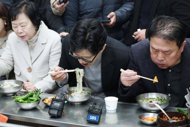 한동훈(가운데) 전 국민의힘 대표가 27일 대구 중구 서문시장 국수 골목을 찾아 점심을 먹고 있다. 대구=뉴스1