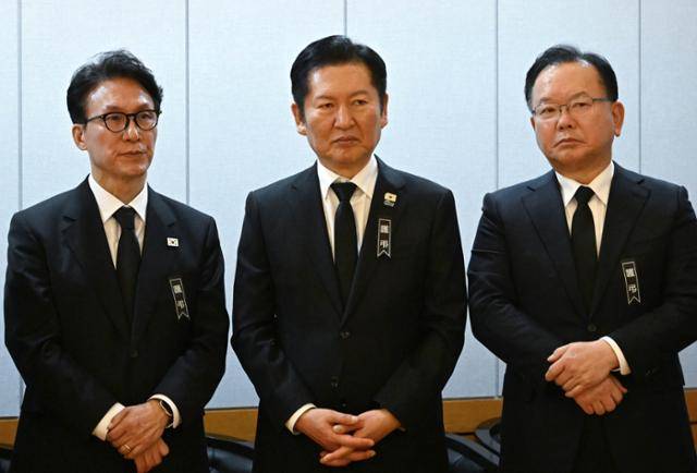 1월 27일 서울 종로구 서울대학교병원 장례식장에 마련된 이해찬 전 국무총리의 빈소에서 김민석 국무총리(왼쪽부터), 더불어민주당 정청래 대표, 김부겸 전 국무총리가 조문객을 맞이하고 있다. 연합뉴스