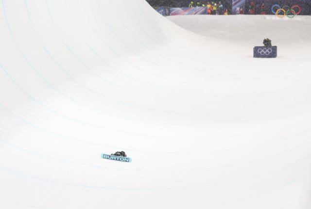 최가온이 13일 이탈리아 리비뇨 스노파크에서 열린 2026 밀라노·코르티나담페초 동계올림픽 스노보드 여자 하프파이프 결선 1차 시기에 크게 넘어진 후 설원 위에서 일어나지 못하고 있다. 리비뇨=연합뉴스