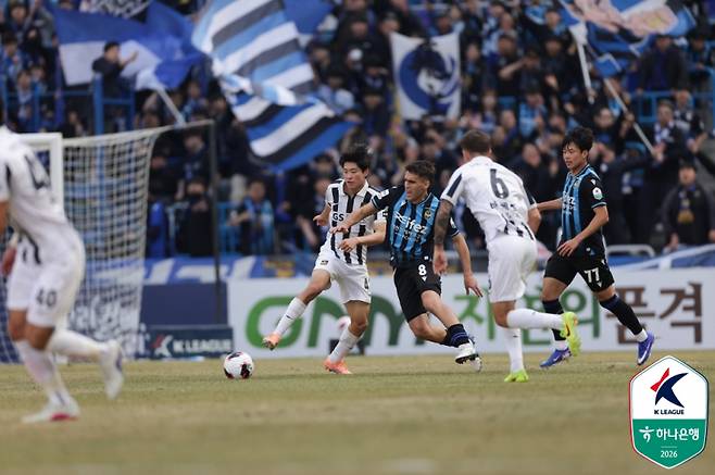 인천과 서울의 하나은행 K리그1 2026 공식 개막전 경기 모습. 사진=프로축구연맹