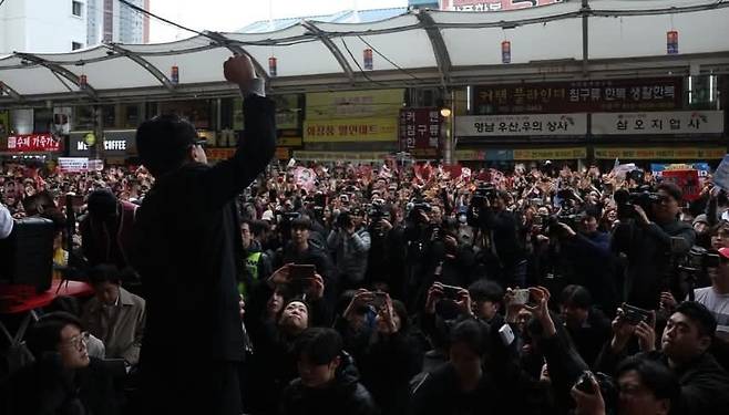 어제(27알) 대구 서문시장을 방문한 한동훈 前 국민의힘 대표 (사진, 한 前 대표 SNS)