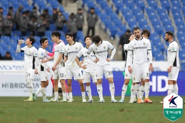 ▲ 강원FC 선수단이 28일 울산 문수월드컵경기장에서 열린 울산HD와 하나은행 K리그1 2026 개막전에서 패배한 뒤 아쉬워하고 있다. 한국프로축구연맹 제공