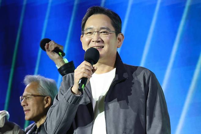 이재용 회장이 지난해 10월30일 서울 코엑스에서 열린 엔비디아 지포스 게이머 페스티벌 무대에 올라 관객들을 향해 "왜 이렇게 아이폰이 많아요?"라고 농담을 던졌다. 사진=연합뉴스