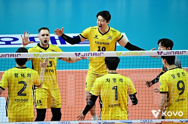 KB손해보험은 28일 장충체육관 원정 경기에서 5연승을 달리던 우리카드를 세트 스코어 3-1로 제압했다. KOVO 제공