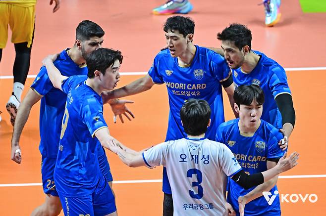 박철우 감독의 용병술이 빛난 우리카드는 2세트를 따내며 추격했지만 승리로 이어지지 못했다. KOVO 제공