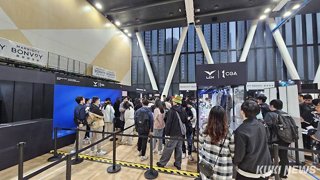LCK 팬들이 28일 팬 페스티벌 존에서 굿즈를 사기 위해 기다리고 있다. 송한석 기자