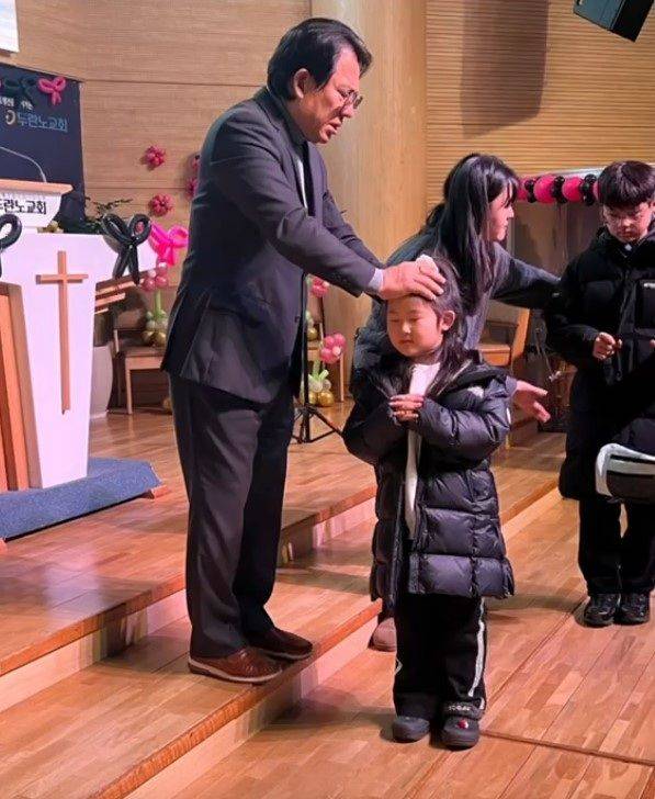 이상문(왼쪽) 두란노교회 목사가 27일 경기도 김포 예배당에서 열린 어특새에서 어린이에게 안수기도 하고 있다. 두란노교회 제공