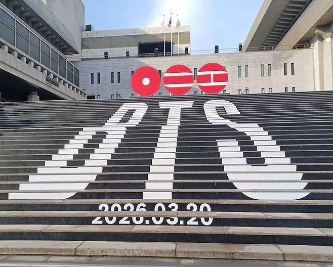 세종문화회관 중앙계단 BTS컴백 홍보물 / 사진=연합뉴스
