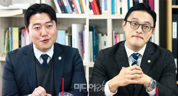 ▲4년 시간 끝에 '기사형광고'의 문제점이 명시된 판결을 이끈 (왼쪽부터) 류준형 김민호 변호사가 지난 12일 서울 영등포구 당산동 미디어오늘 사무실에서 인터뷰하고 있다. 사진=금준경 기자