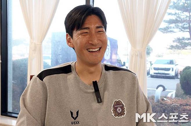 FC 안양 수비수 김영찬이 자신의 꿈을 이야기하며 활짝 웃고 있다. 사진=이근승 기자