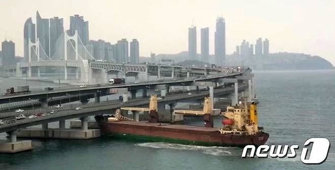 2019년 2월 28일 5998톤 짜리 러시아 화물선 '씨그랜드호'가 광안대교 교각 하부를 들이받는 사고를 냈다./사진=뉴스1