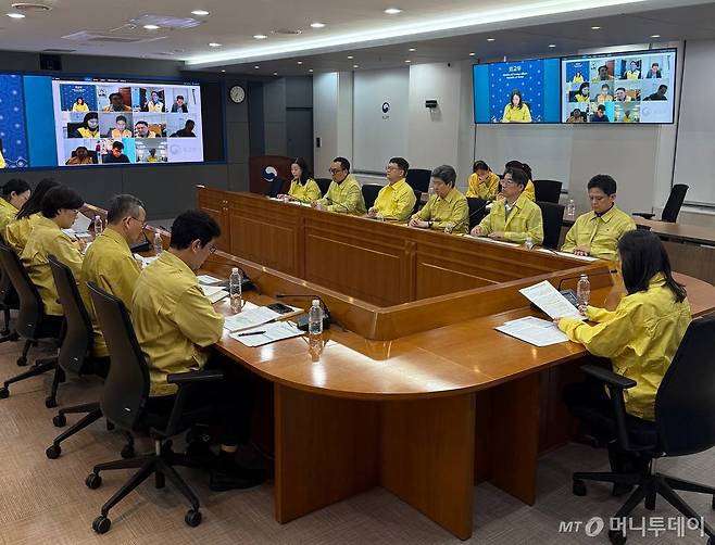 (서울=뉴스1) 임세영 기자 = 김진아 외교부 2차관이 28일 서울 종로구 외교부 청사에서 이란 상황 관련 중동 정세 및 재외국민 보호를 위한 본부-공관 합동 상황점검회의를 주재하고 있다. 이날 회의에는 주이란대사관, 주이스라엘대사관을 비롯해 레바논, 미국, 아랍에미리트, 요르단, 이집트, 카타르, 쿠웨이트, 투르크메니스탄 등 인근 중동지역에 주재하는 공관들이 참여해 현지 상황 평가 및 안전대책을 점검했다. (외교부 제공. 재판매 및 DB 금지) 2026.2.28/뉴스1 Copyright (C) 뉴스1. All rights reserved. 무단 전재 및 재배포, AI학습 이용 금지. /사진=(서울=뉴스1) 임세영 기자