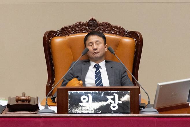 대법관을 현행 14명에서 26명으로 늘리는 내용의 법원조직법 개정안, 이른바 '대법관 증원법'이 더불어민주당 주도로 국회 문턱을 넘었다.사진은 28일 국회에서 한병도 더불어민주당 원내대표가 의장석에 자리하고 있는 모습. / 사진=뉴스1