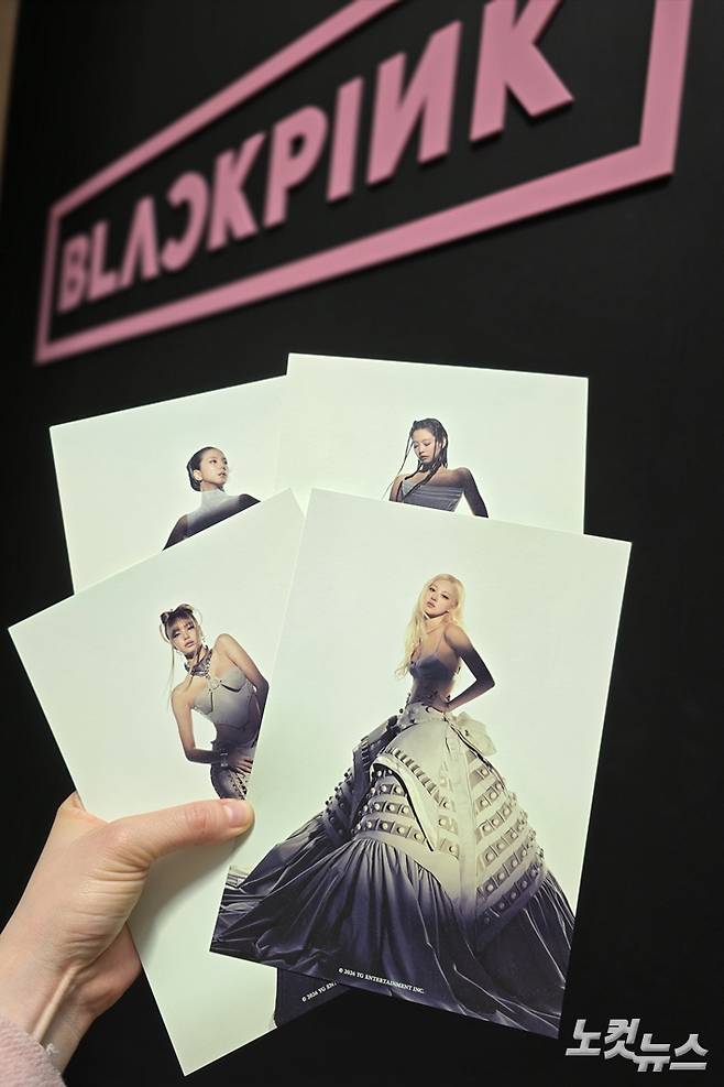 지난 26일부터 오는 3월 8일까지 서울 용산구 국립중앙박물관에서는 블랙핑크 컴백 기념 협업 '국중박 X 블랙핑크' 프로젝트가 진행된다. 리스닝 세션 공식 오픈은 27일부터였다. 사진은 멤버별로 각각 어떤 유물 음성 해설을 맡았는지 나타나 있는 기념 엽서. 김수정 기자