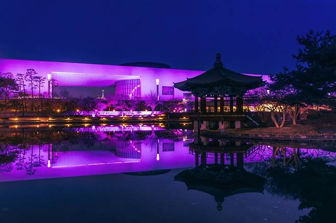 핑크빛으로 점등된 국립중앙박물관 외관 모습. YG엔터테인먼트 제공