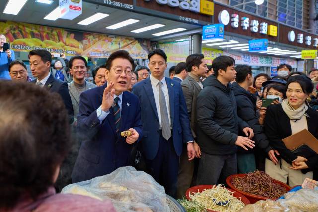 ▲이재명 대통령이 27일 전주 신중앙시장을 방문해 시민들과 대화하고 있다. ⓒ연합뉴스