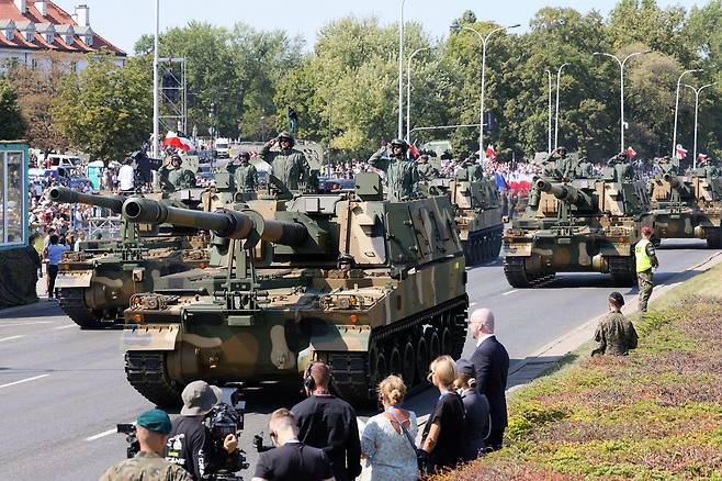 지난 2025년 8월 폴란드 바르샤바에서 열린 군사 퍼레이드에 한국에서 수입한 K-9 썬더 자주포가 참가해 시가 행진을 하고 있다. 폴란드는 한국 방산업계(K방산)의 ‘큰손’으로 꼽힌다. 세계일보 자료사진