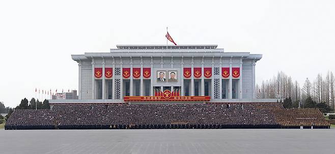 북한 노동당 기관지 노동신문은 27일 "김정은 동지께서 당 제9차 대회 참가자들과 기념사진을 찍었다"라고 보도했다. 평앙노동신문·뉴스1