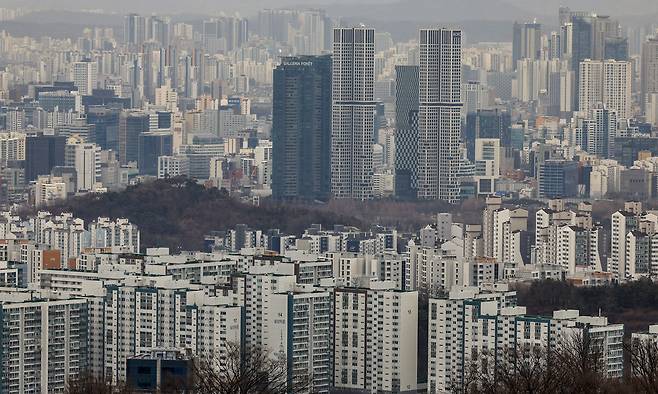 서울 중구 남산에서 서울시내 아파트가 보이고 있다. 뉴시스