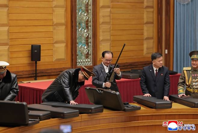 김정은 국무위원장이 27일 김여정 총무부장 등 이번에 새로 선출된 주요간부들에게 새로 개발한 저격수보총과 무기증서를 수여하고 야외 사격장에서 딸 주애 및 간부들과 사격연습 후 기념사진을 찍었다고 조선중앙통신이 28일 보도했다. 2026.2.28 평양 조선중앙통신 연합뉴스