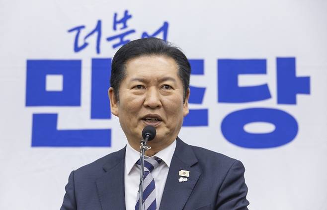 정청래 더불어민주당 대표가 26일 국회 본회의에서 ‘법왜곡죄’ 표결에 앞서 열린 의원 총회 도중 이날 6300포인트를 넘긴 코스피 종가 소식을 알리고 있다. 2026.2.26 연합뉴스