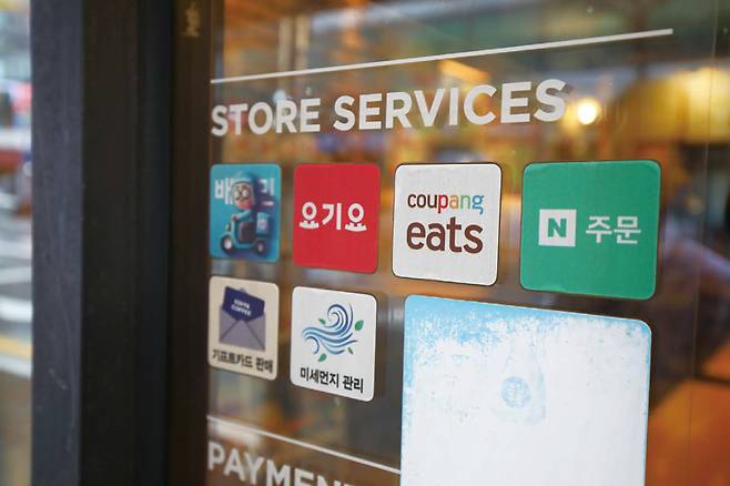 서울 강서구의 한 커피점 앞에 배달앱 스티커가 붙어있다. ⓒ시사저널 임준선