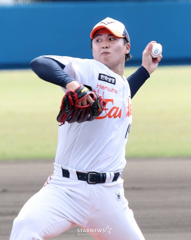 한화 이글스 아시아쿼터 투수 왕옌청이 지난 21일 일본 오키나와현 야에세 고친다 구장에서 열린 WBC 한국 야구 대표팀과 연습경기에 선발 등판해 역투를 펼치고 있다. /사진=김진경 대기자