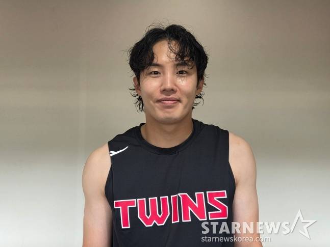LG 임찬규가 27일 일본 오키나와현 카데나 야구장에서 열린 2026 LG 스프링캠프 훈련에서 스타뉴스와 인터뷰에 응했다. /사진=김동윤 기자