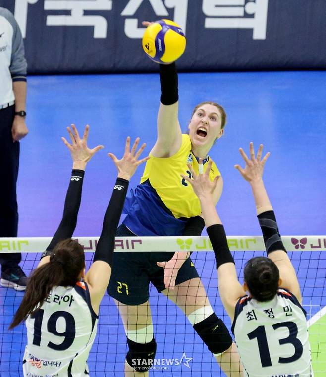 현대건설 카리가 28일 수원체육관에서 열린 진에어 2025~2026 V리그 여자부 현대건설과 IBK기업은행 경기에서 IBK 이중블로킹위로 강타를 터트리고 있다. /사진=강영조 선임기자