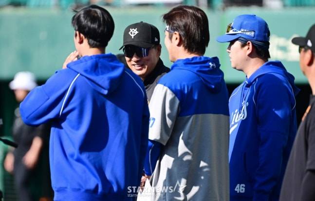 삼성 라이온즈가 28일 일본 오키나와현 나하의 셀룰러 스타티움에서 요미우리와 연습경기를 가졌다. 이승엽 요미우리 코치가 삼성 후배들을 찾아와 격려하고 있다. /사진=김진경 대기자