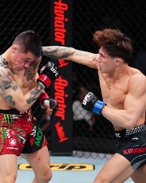 브랜든 모레노(왼쪽)가 로니 카바나의 펀치를 허용하고 있다. 사진=UFC