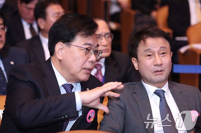 한병도 더불어민주당 원내대표(오른쪽)와 송언석 국민의힘 원내대표가 1일 서울 강남구 코엑스에서 열린 제107주년 3·1절 기념식에서 대화를 나누고 있다. 2026.3.1 ⓒ 뉴스1 이재명 기자