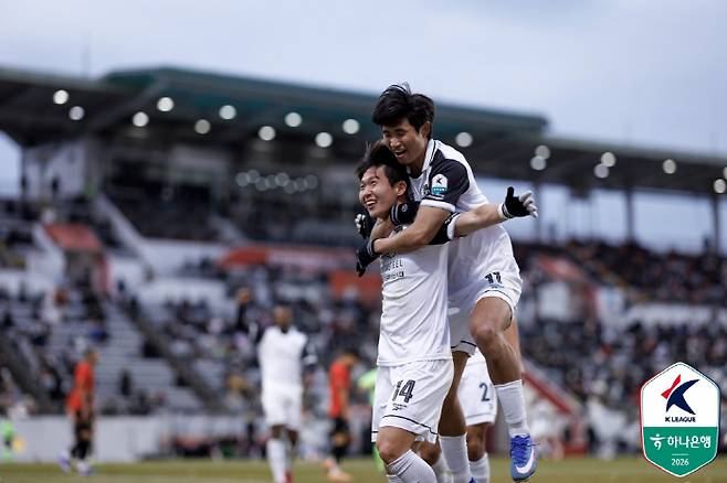 전남 정지용과 윤민호. 사진제공=한국프로축구연맹