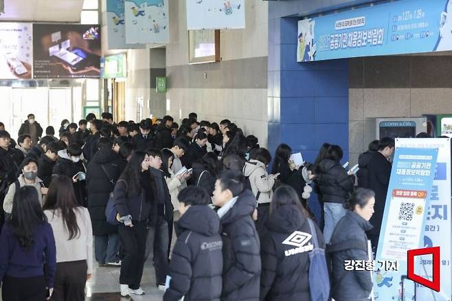 지난 1월 27일 서울 서초구 aT센터에서 열린 '2026 공공기관 채용정보박람회'에 참가한 구직자들이 입장하기 위해 줄을 서고 있다. 아시아경제DB