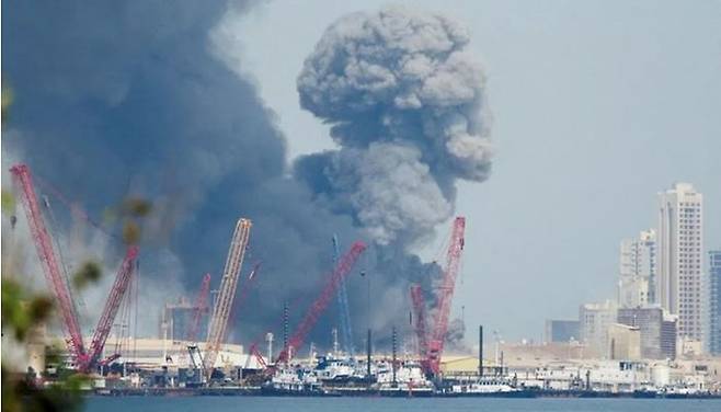 28일(현지시간) 바레인 마나마에서 이란의 미사일 공격으로 검은 연기가 피어오르고 있다. ⓒ 로이터/연합뉴스