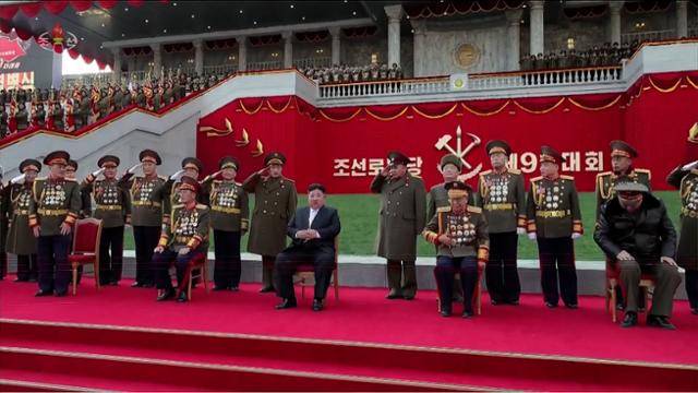 김정은 북한 국무위원장이 지난달 27일 제9차 당대회 기념 열병식 참가 부대 지휘관·병사들을 만나 기념사진을 찍었다고 조선중앙TV가 28일 보도했다. 조선중앙TV 연합뉴스