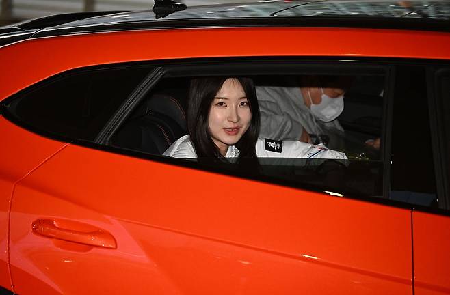 2026 밀라노 코르티나담페초 동계올림픽 일정을 마친 쇼트트랙 김길리가 24일 오후 인천국제공항을 통해 귀국해 람보르기니를 타고 공항을 나서고 있다. 장진영 기자. 2026.02.24.