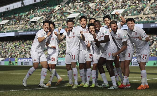 대어 잡았다 부천 FC 선수들이 1일 전주월드컵경기장에서 열린 전북 현대와의 K리그1 1라운드에서 페널티킥으로 결승골을 넣은 갈레고(왼쪽에서 세 번째)와 함께 기뻐하고 있다. 프로축구연맹 제공