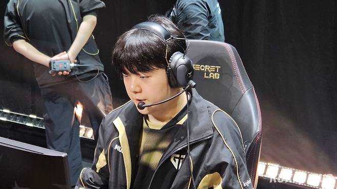 ‘캐니언’ 김건부가 1일 오후 4시(현지시각) 홍콩 카이탁 아레나에서 열린 ‘2026 LCK컵’ 결승전 BNK와의 경기가 열리기 전 장비 세팅을 하고 있다. 송한석 기자